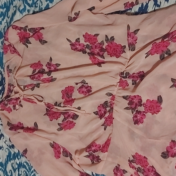 Cute blouse - Picture 2 of 2